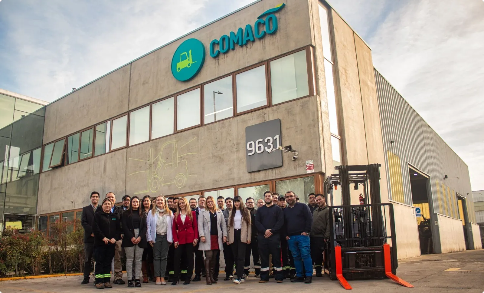 Equipo de Comaco frente a la sucursal de Santiago